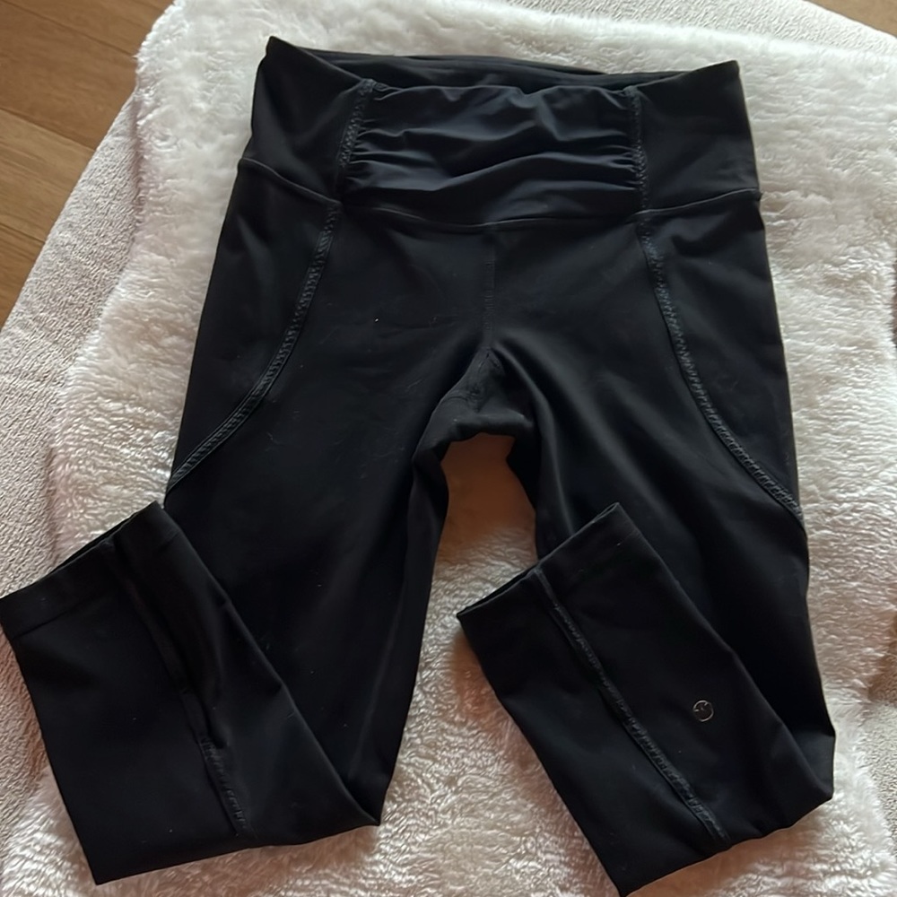 Lululemon Ruched Waist tight, Black- Size 6 Mid Rise, 21” inseam